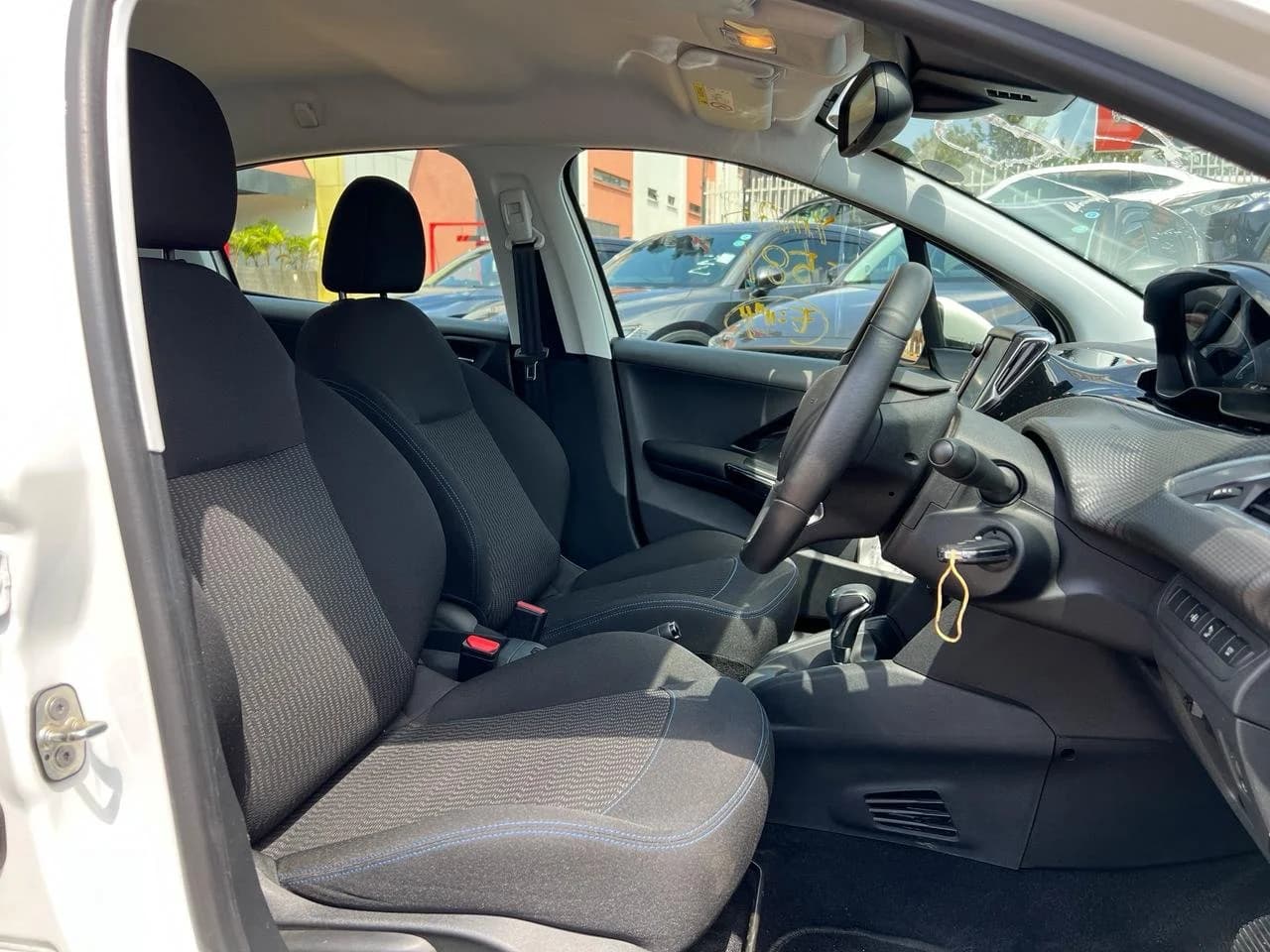 2019 PEUGEOT 208 thumbnail 7