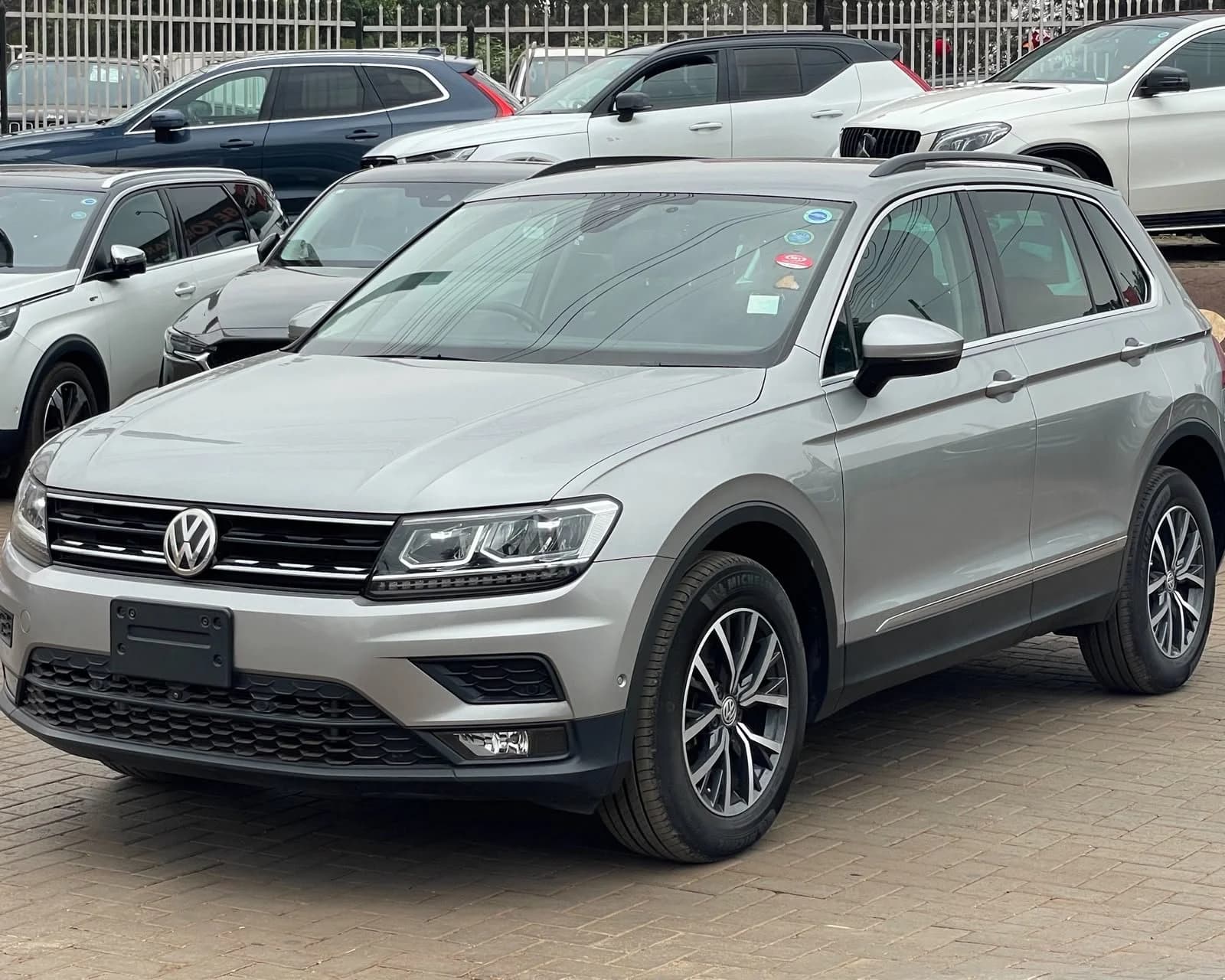 2018 VOLKSWAGEN TIGUAN thumbnail 3