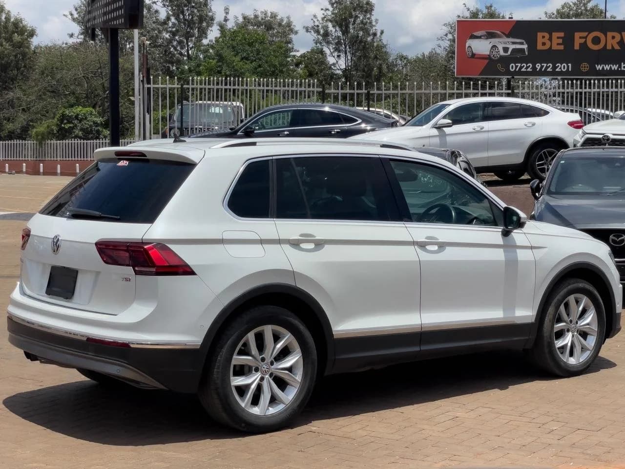 2018 VOLKSWAGEN TIGUAN thumbnail 3